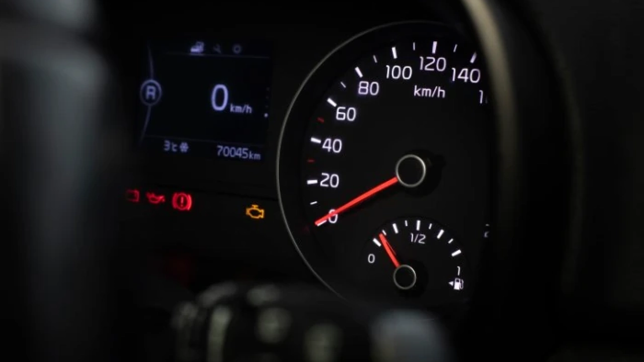 Motor Çalıştığı Halde Akü Şarj İkaz Işığı Yanıyorsa Sebebi Nedir?