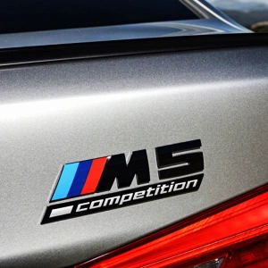 Bmw F90 M5 Competition Parlak Siyah Bagaj Amblemi