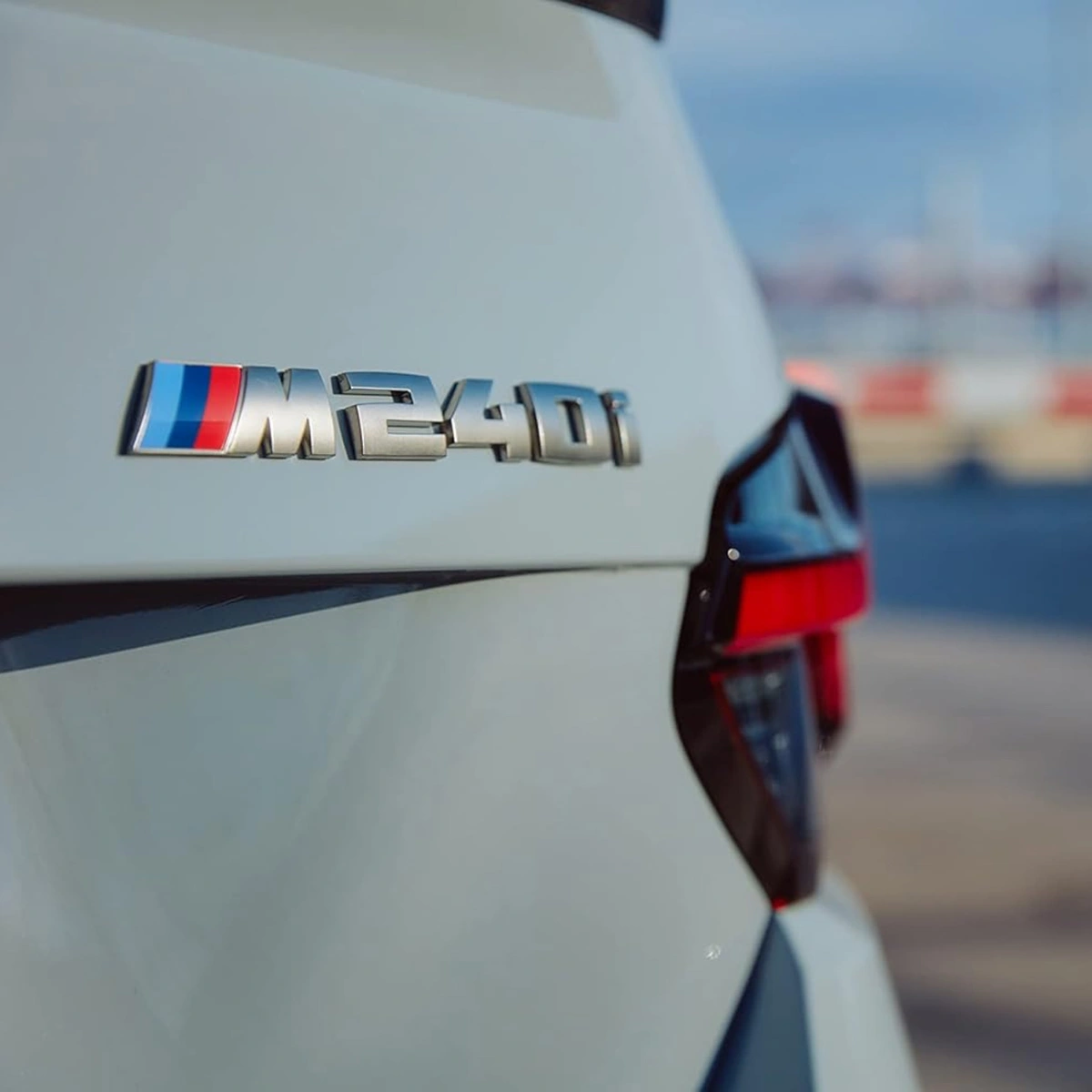 Bmw M240i Parlak Siyah Bagaj Amblemi