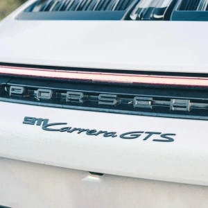 Porsche Design GTS Bagaj Amblemi Parlak Siyah - 971853675J