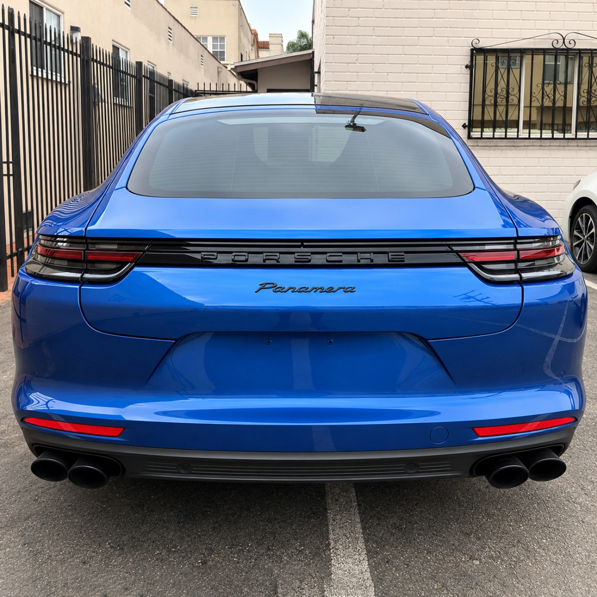 Porsche Design Panamera Bagaj Amblemi Parlak Siyah - 971853675H