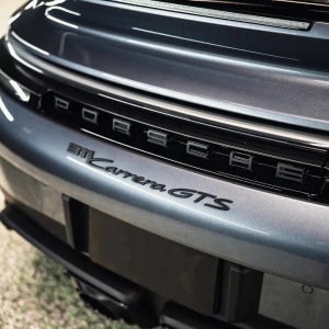 Porsche Design GTS Bagaj Amblemi Parlak Siyah - 971853675J