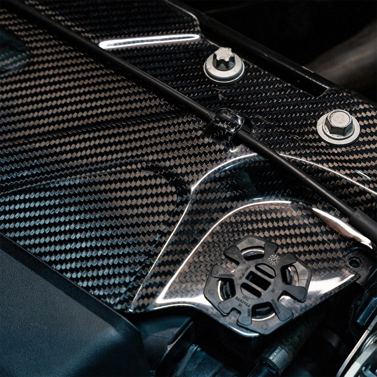 R2P B58 Karbon Radyatör Üstü Braket - Bmw G42/G20/G21/G22/G23/G26