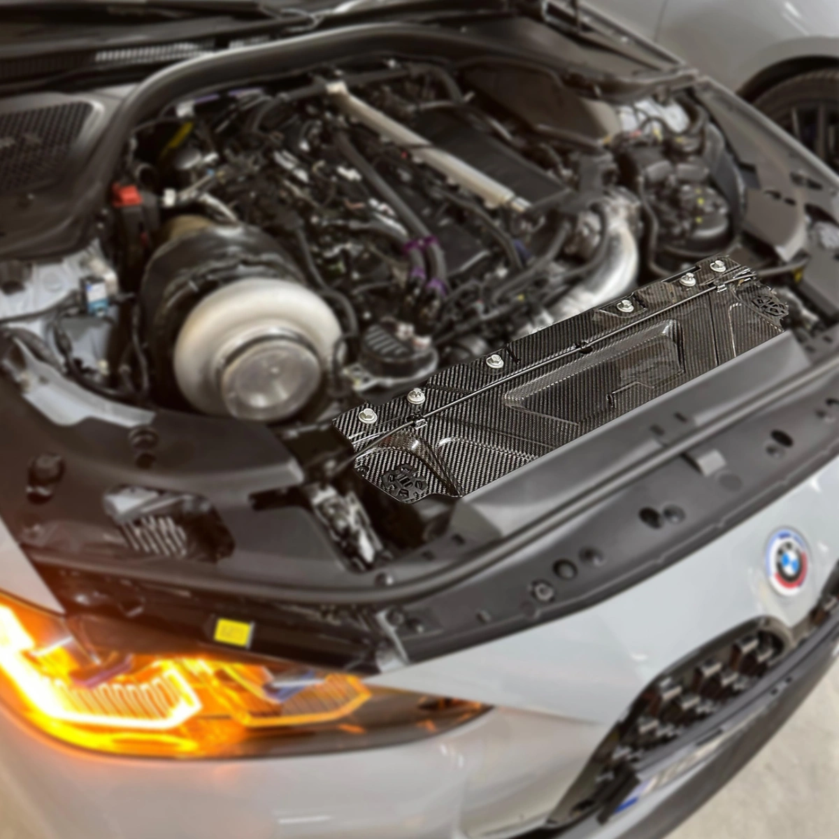 R2P B48 Karbon Radyatör Üstü Braket - Bmw G42/G20/G21/G22/G23/G26