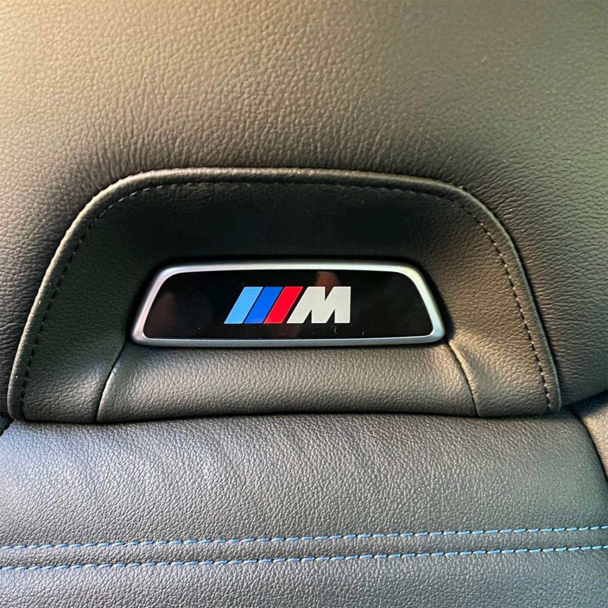 BMW X3M F97 - X4M F98 - 4 Serisi G22 M Işıklı Koltuk Amblemi OEM - Tekli