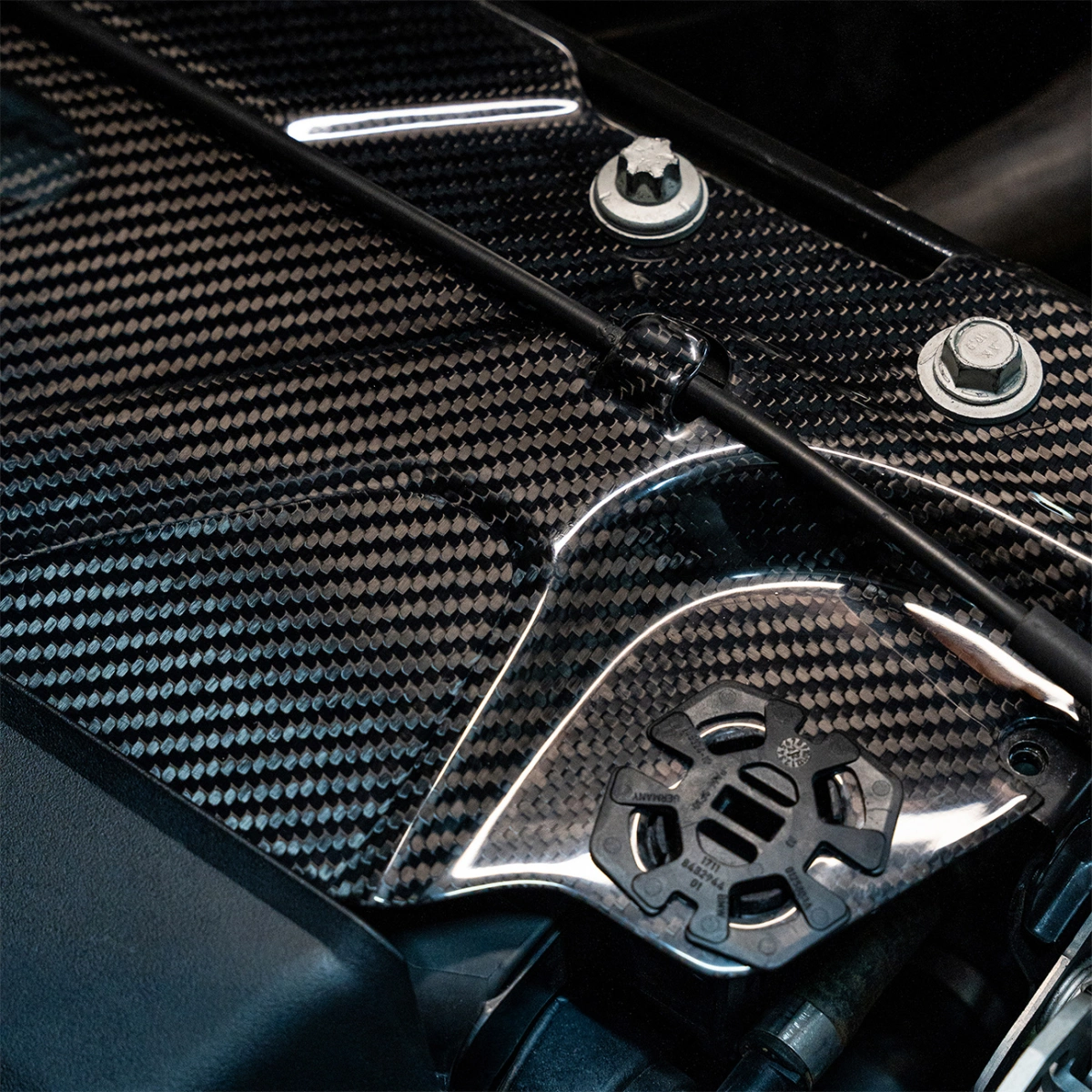 R2P B48 Karbon Radyatör Üstü Braket - Bmw G42/G20/G21/G22/G23/G26