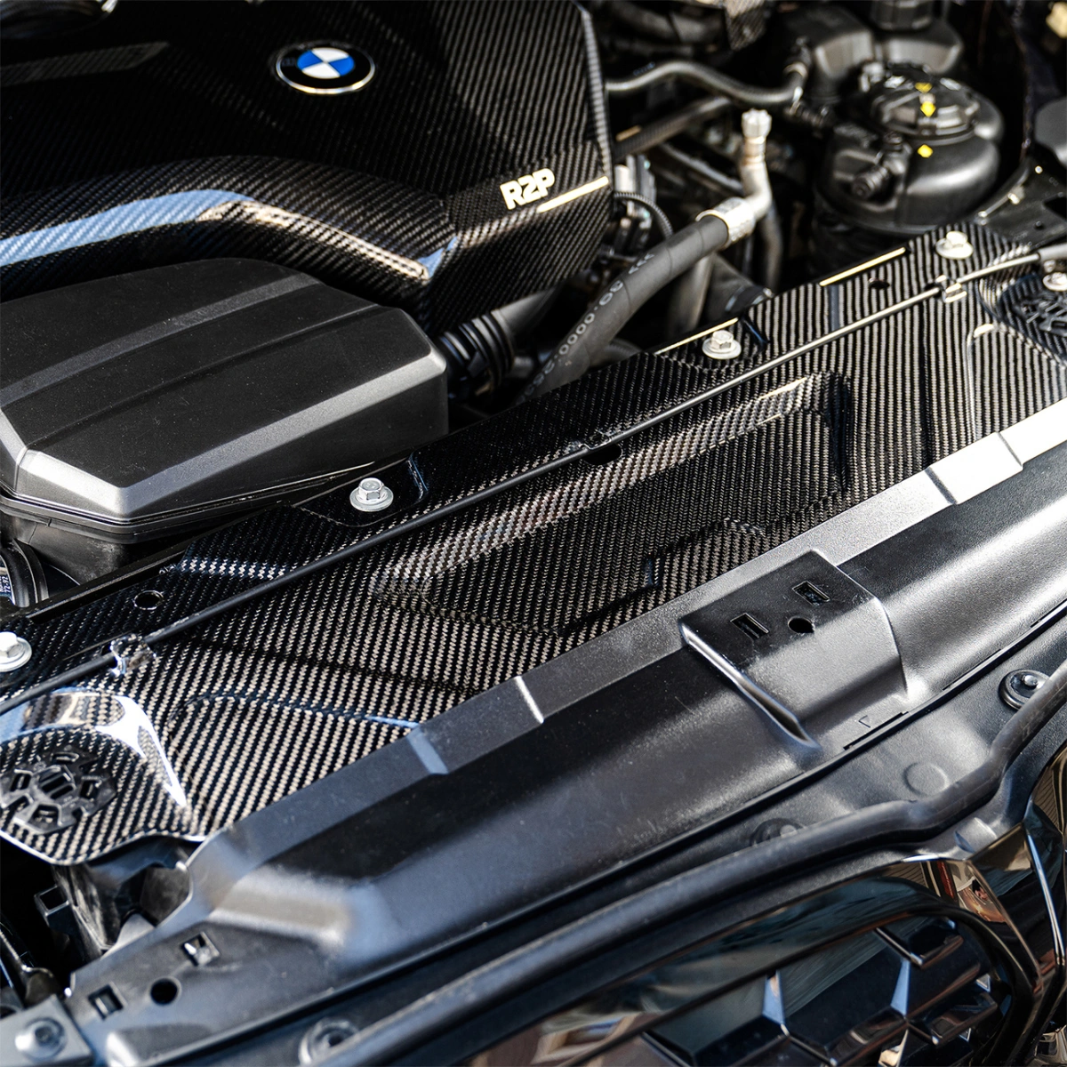 R2P B48 Karbon Radyatör Üstü Braket - Bmw G42/G20/G21/G22/G23/G26