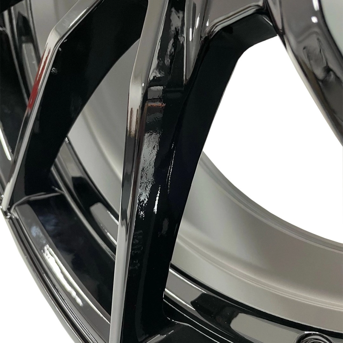 Motec MCR2 Ultralight Gloss Black 8,5x19 5x112 ET38 Ø65.5 Takım Jant