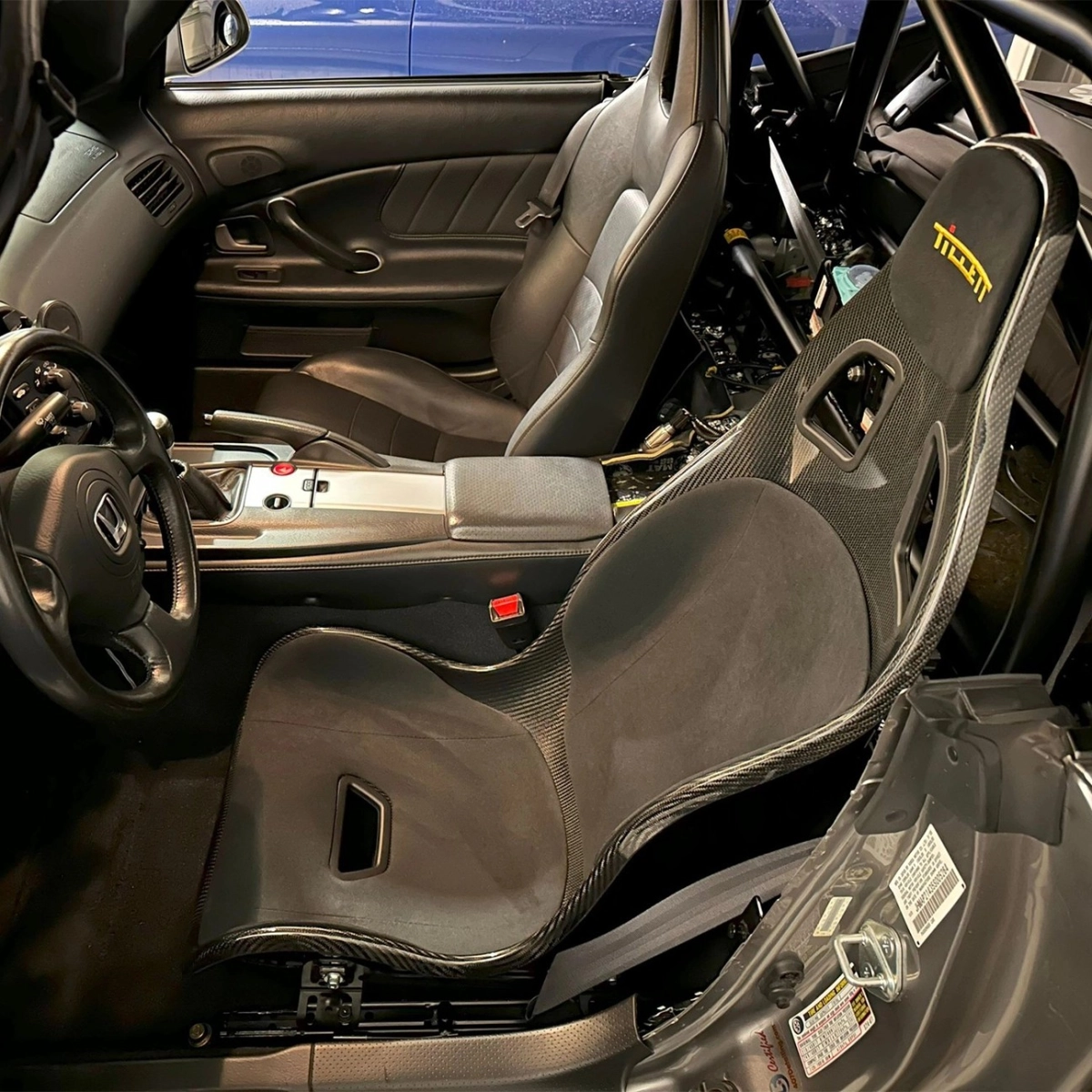 Tillett B8-44,5C/GRP Karbon GRP Yandan Montajlı 4,7-4,8kg 44,5cm Spor Araç Koltuğu